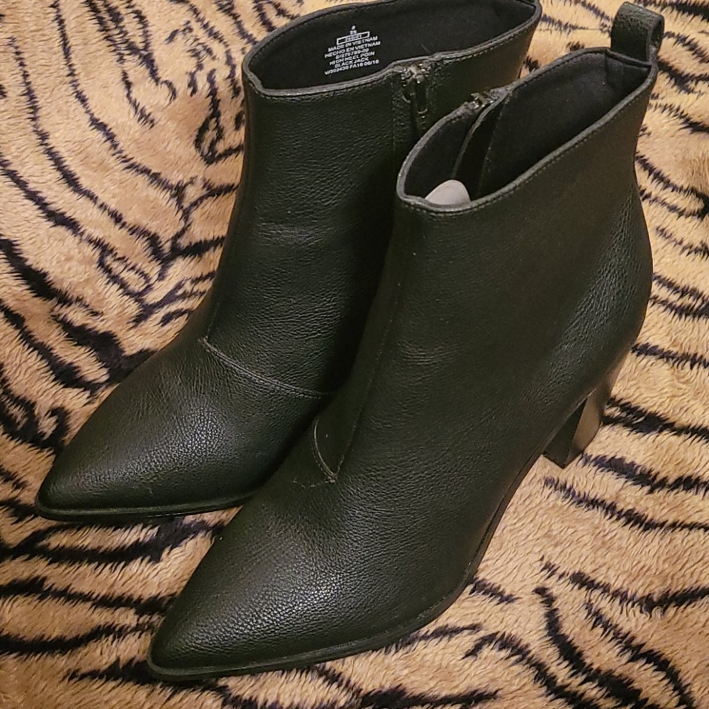 Old Navy Black Pointed-Toe Ankle Booties